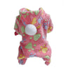 Ropa para perros de franela rosa con estampados florales multicolor y un parche blanco circular