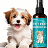 Ein kleiner, flauschiger Hund schaut in die Kamera neben einer dunklen Flasche Pet Fur Pflegeöl.