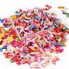 Une pile de nœuds en tissu colorés et mignons faits main pour chiens et chats, dans diverses couleurs vives