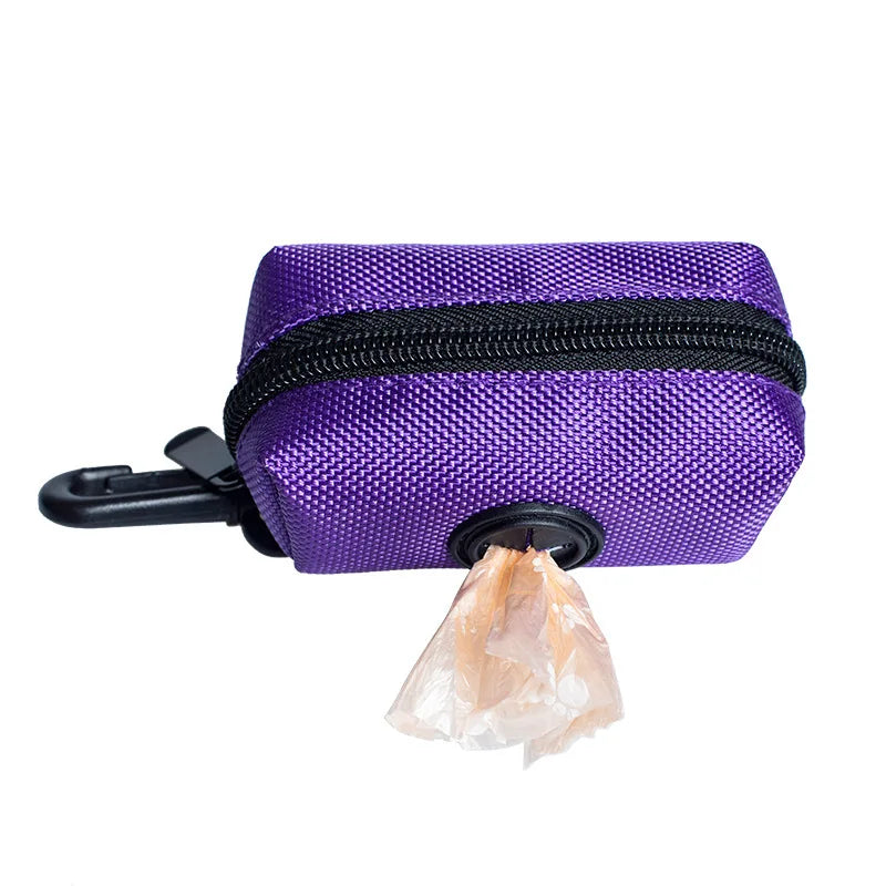 Dispensa de bolsas para excrementos de mascota morada con bolsa de cremallera negra y bolsa transparente para correa