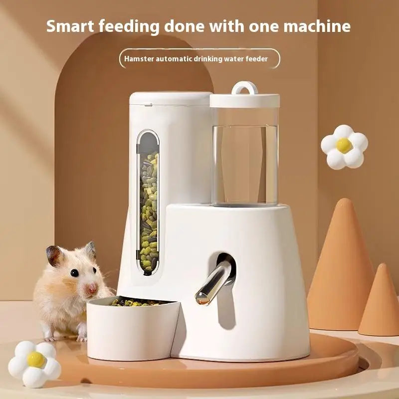 Un distributeur automatique de nourriture et d'eau pour hamsters avec un hamster à proximité.
