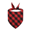 Bandana a cuadros rojo y negro con nudo para nombre de perro personalizado.