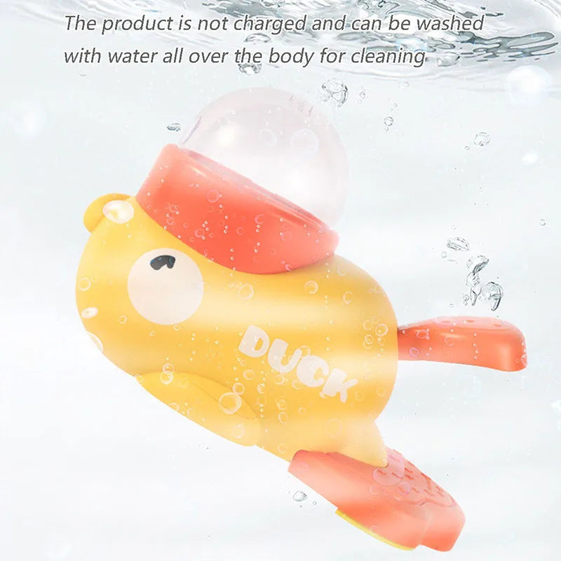 Gelbes, entpuppeltes Enten-Spielzeug schwimmt im Wasser, als interaktiver Katzenfutter-Puzzle.