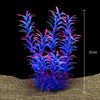 Un bouquet vibrant de plantes aquatiques artificielles bleues et roses dans un substrat texturé.