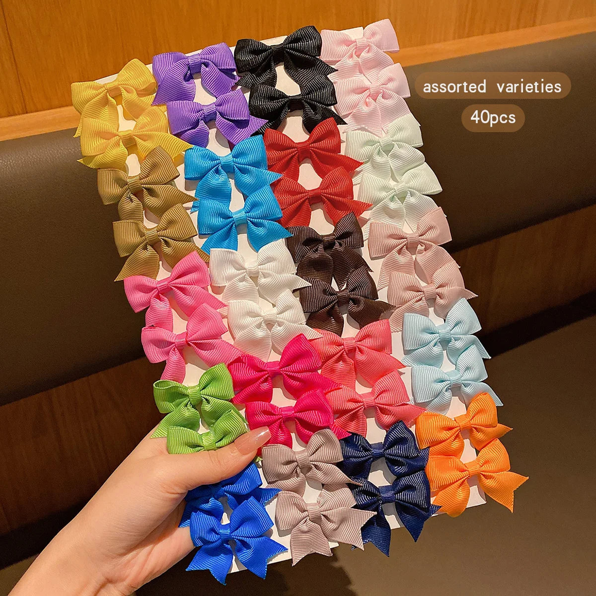 Verschiedene bunte Stoffhaarspangen und -clips in verschiedenen Pink-, Blau-, Gelb-, Grün- und Schwarztönen.