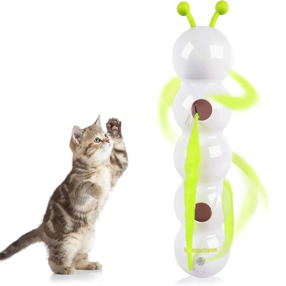Ein weißes interaktives Katzenspielzeug mit leuchtend grünen Aktivierungselementen neben einem tabby Kitten.