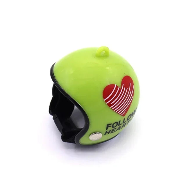 Limettengrüner Schutzhelm für ein Haustierhuhn mit rotem Herzdesign.