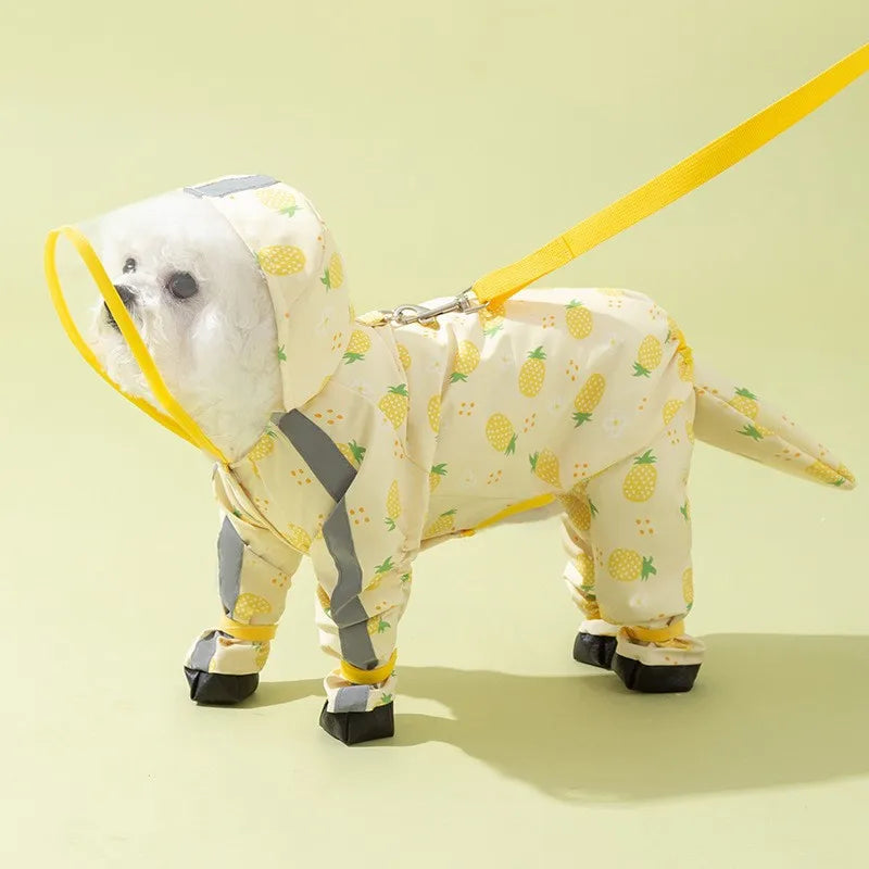 Un impermeable para cachorro blanco con detalles amarillos y una correa amarilla, mostrado contra un fondo verde claro.
