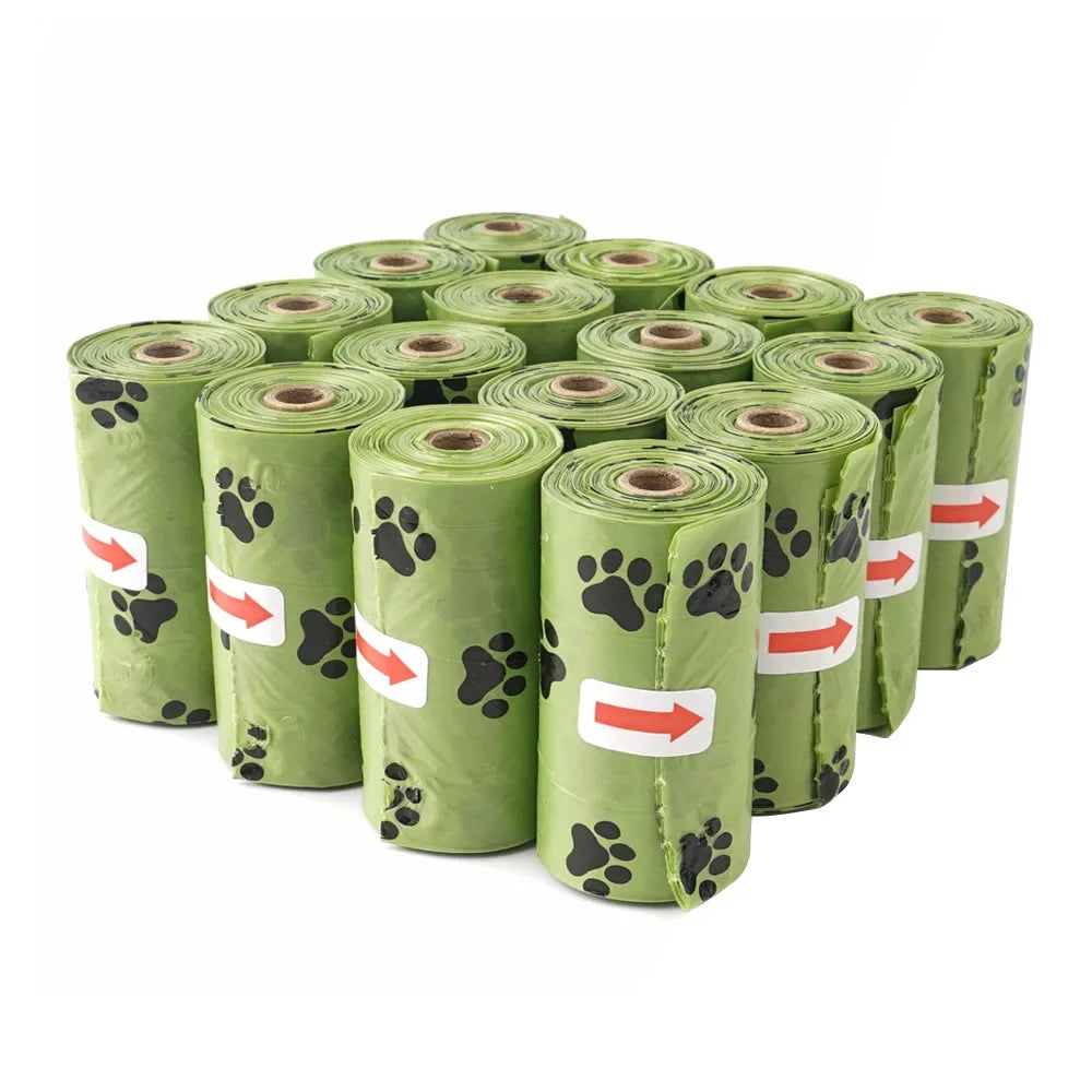 Mehrfachpackung dicker, leckfester Hundekot-Beutel in hellgrüner Farbe, in einer Reihe angeordnet.