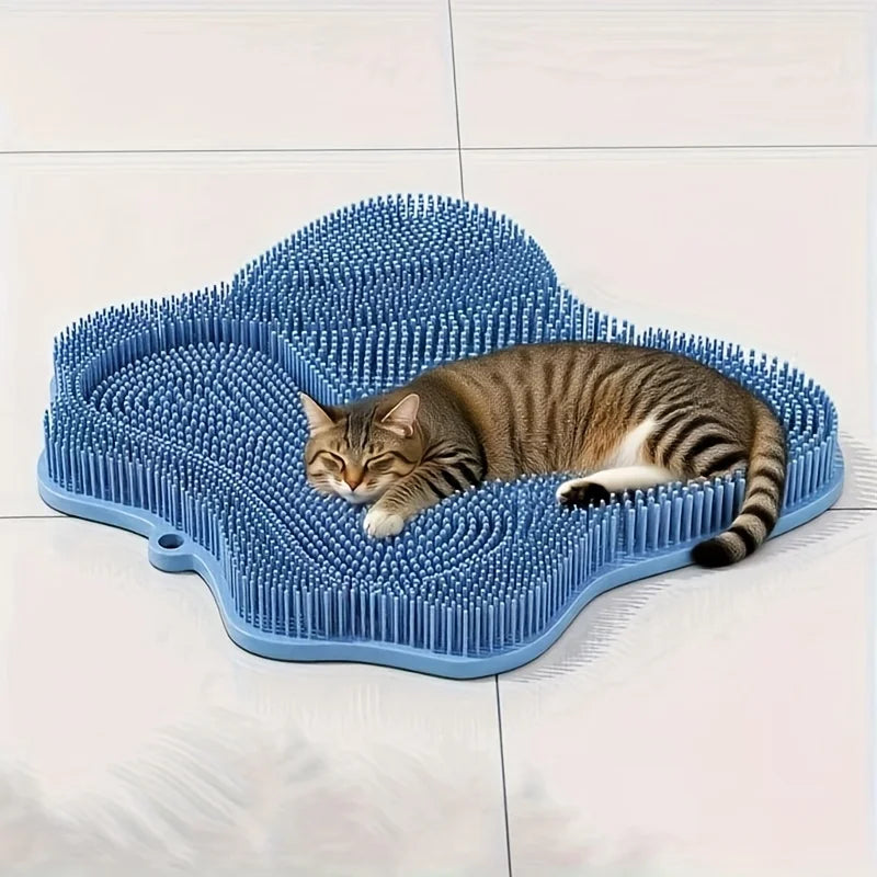 Un gato atigrado relajándose en una estera de silicona azul con cerdas pequeñas y prominentes.