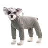 Traje de abrigo de forro polar gris para perro sobre fondo blanco.