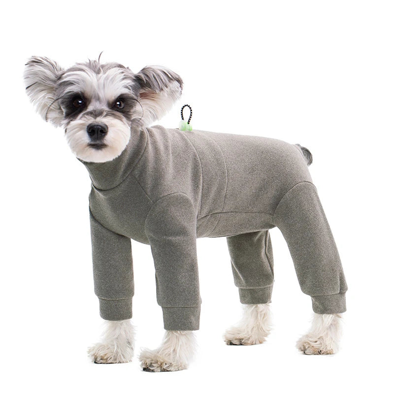 Traje de abrigo de forro polar gris para perro sobre fondo blanco.