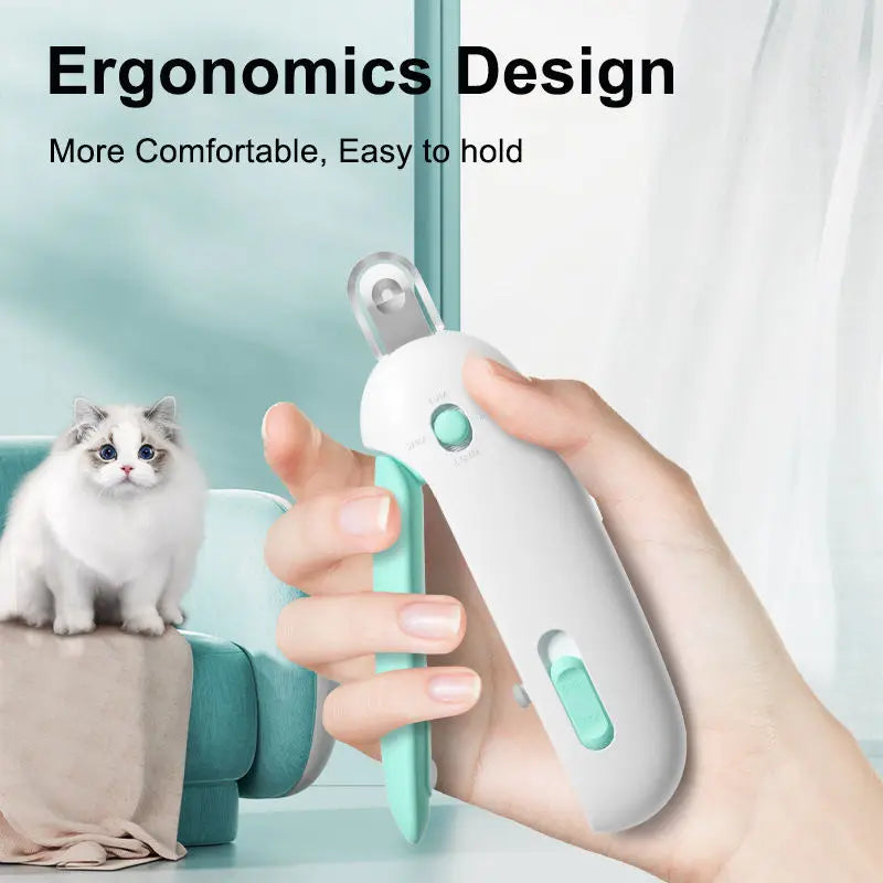 Eine Hand hält eine weiße professionelle Nagelschere für Haustiere und demonstriert deren ergonomisches Design.
