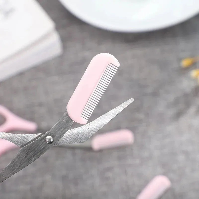 Pinkes Plastik-Augenbrauen-Trim-Set mit Metallbürste auf grauer Oberfläche