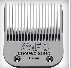 Gros plan d'une lame de toilettage pour animaux en argent avec la marque 33/4FC et une taille de 13 mm.