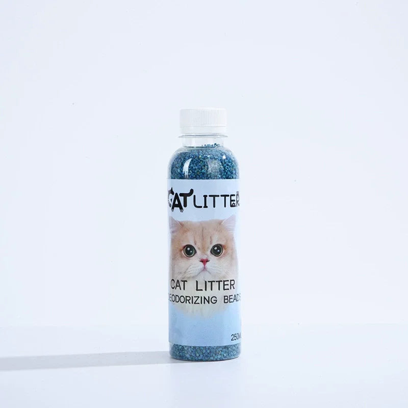 Flasche mit Katzenstreu-Deodorierungsperlen, blasse blaue Flüssigkeit und weißem Deckel.