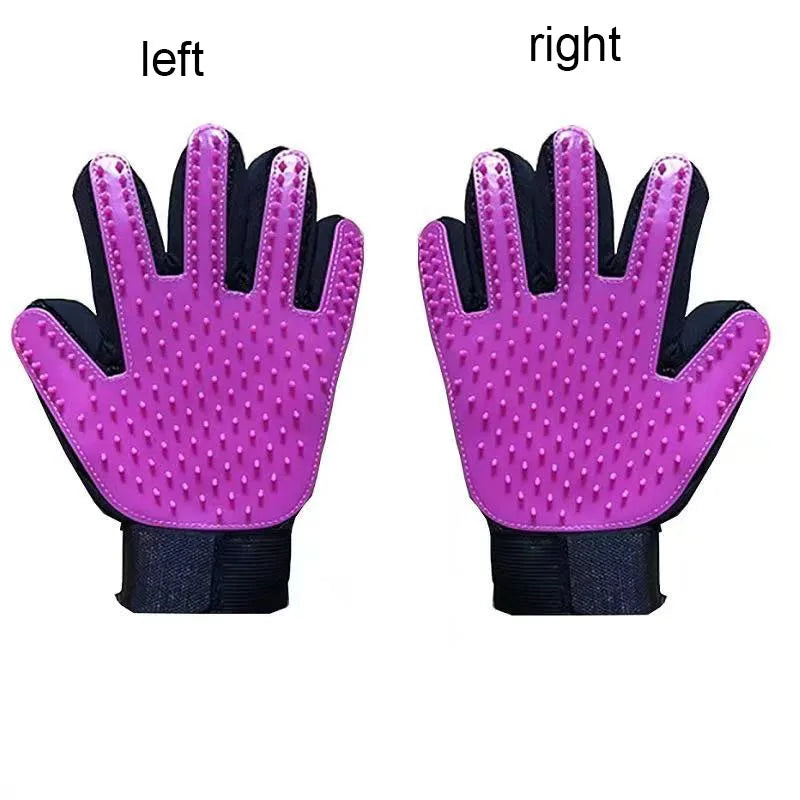Ein Paar lila Silikon-Tierhaarkamm und Massagehandschuhe für Haustiere, von links und rechts gezeigt.