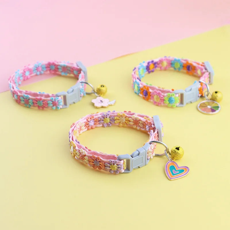 Buntes Halsband mit Sicherheitsglocke für Hunde und Kätzchen auf hellem gelbem Hintergrund.