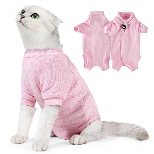 Pinkes Spezial-Recovery-West für Katzen, gezeigt mit einer Katze und separaten Kleidungsstücken