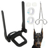 Un outil de redressage et de correction pour oreilles de doberman noir avec divers accessoires, à côté de la tête d'un chien.