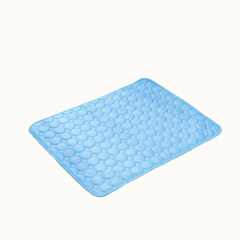 Almohadilla de hielo de seda azul claro con textura acolchada para mascotas