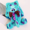 Un costume de chien en polaire turquoise vif avec des taches violettes et des oreilles brunes pour une petite race.