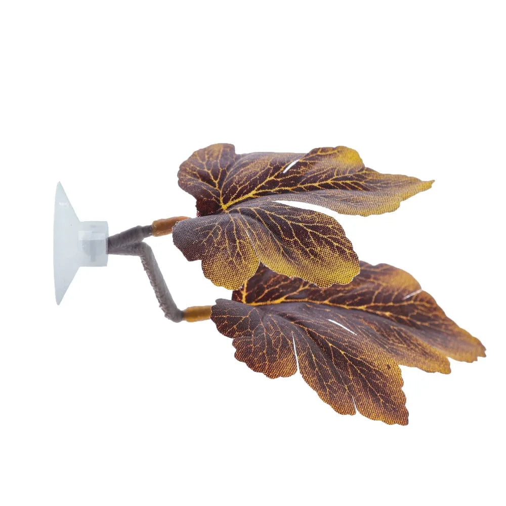 Un amas de feuilles de lotus séchées simulées pour la décoration de poissons Betta.
