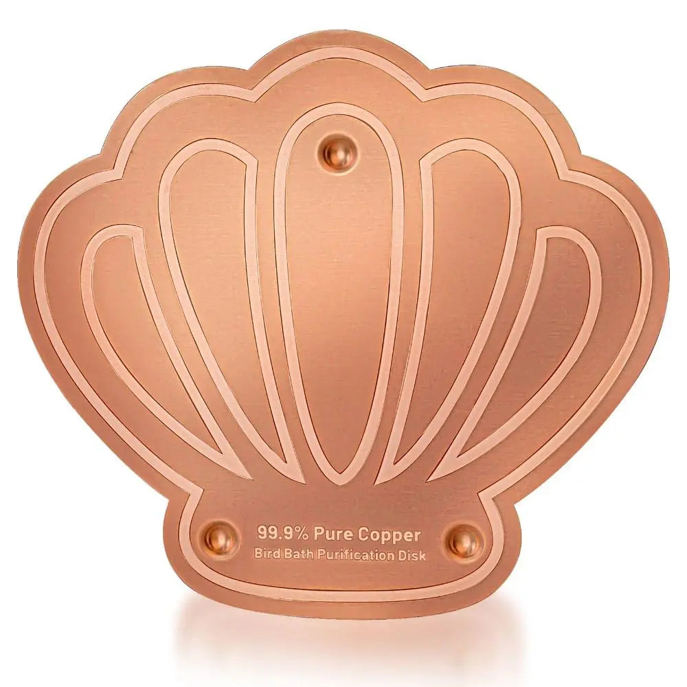 Un disque de purification en cuivre rond avec un bord festonné et trois points de support.