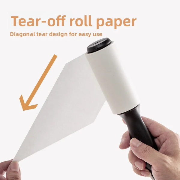 Eine Hand hält eine Rolle Abziehrollepapier mit diagonalem Zerreißdesign für einfache Verwendung.
