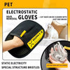 Gants électrostatiques noirs utilisés pour nettoyer les poils de chat d'une patte.