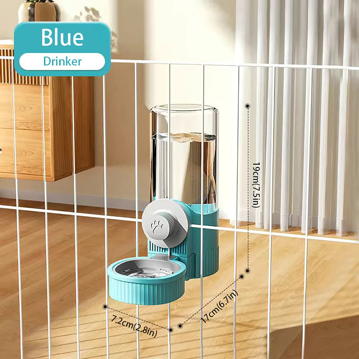 Bol d'alimentation pour animaux bleu avec récipient transparent et mécanisme de distribution, dans un contexte de berceau en 