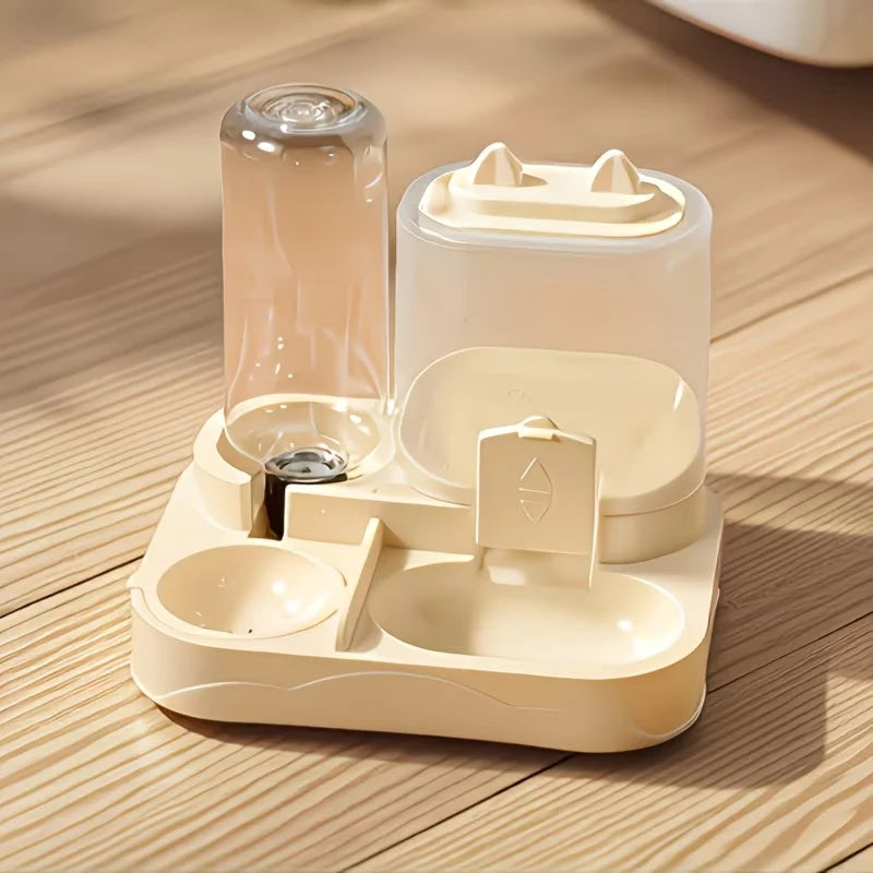 Beige Futter- und Wasserspender-Set für Katzen und Hunde, gezeigt auf einer Holzoberfläche.