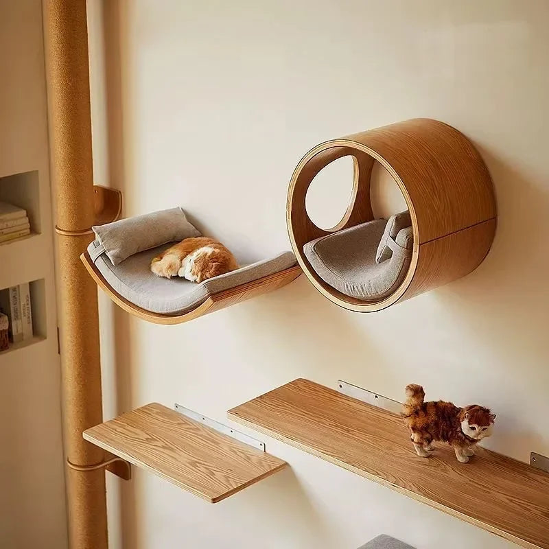 Árbol de gato de madera de varias capas y poste para rascar montado en la pared.