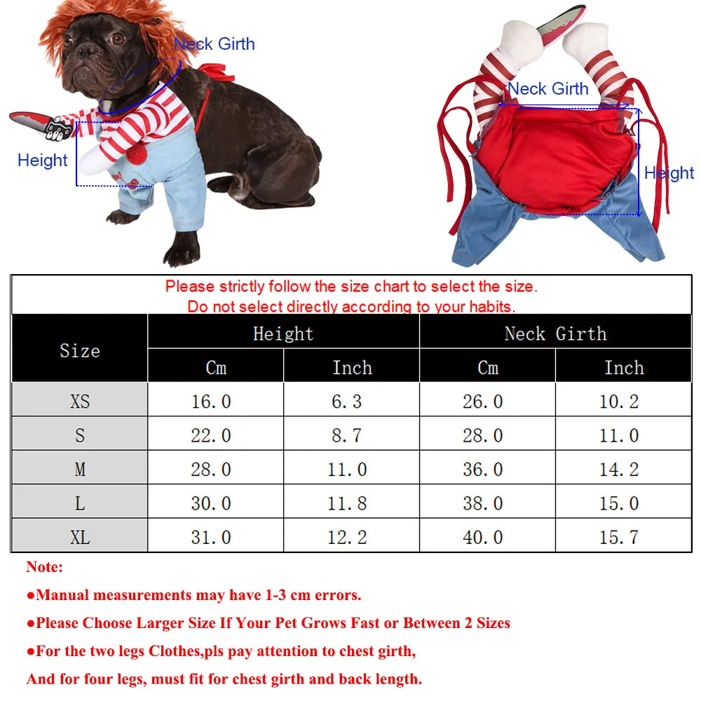Perro negro vistiendo un disfraz con cuchillo y camisa a rayas rojas, junto a tablas de tallas.