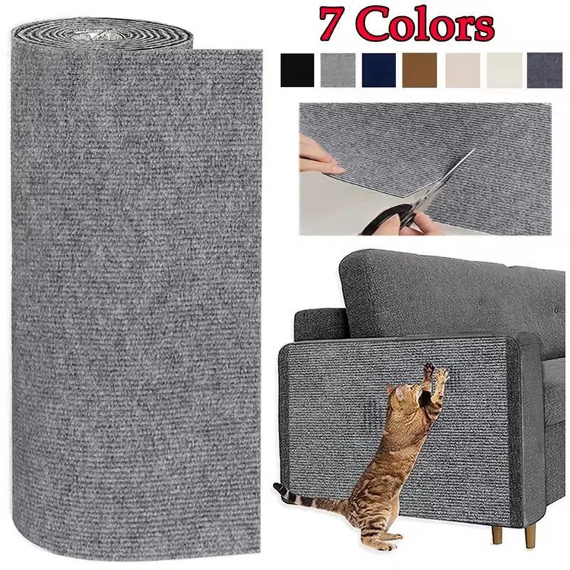 Eine Rolle graues, selbstklebendes Mehrfarben-Kratzmatten für Katzen neben einem grauen Sofa mit einer kletternenden Katze.