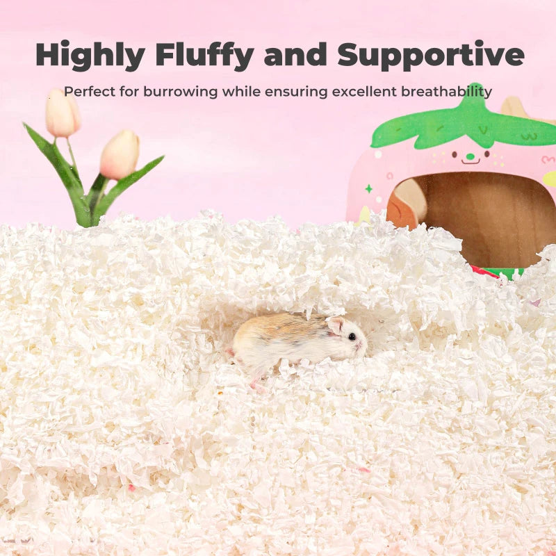 Flauschiges weißes Papierbettwäsche mit einem kleinen Hamster, der hervorlugt.