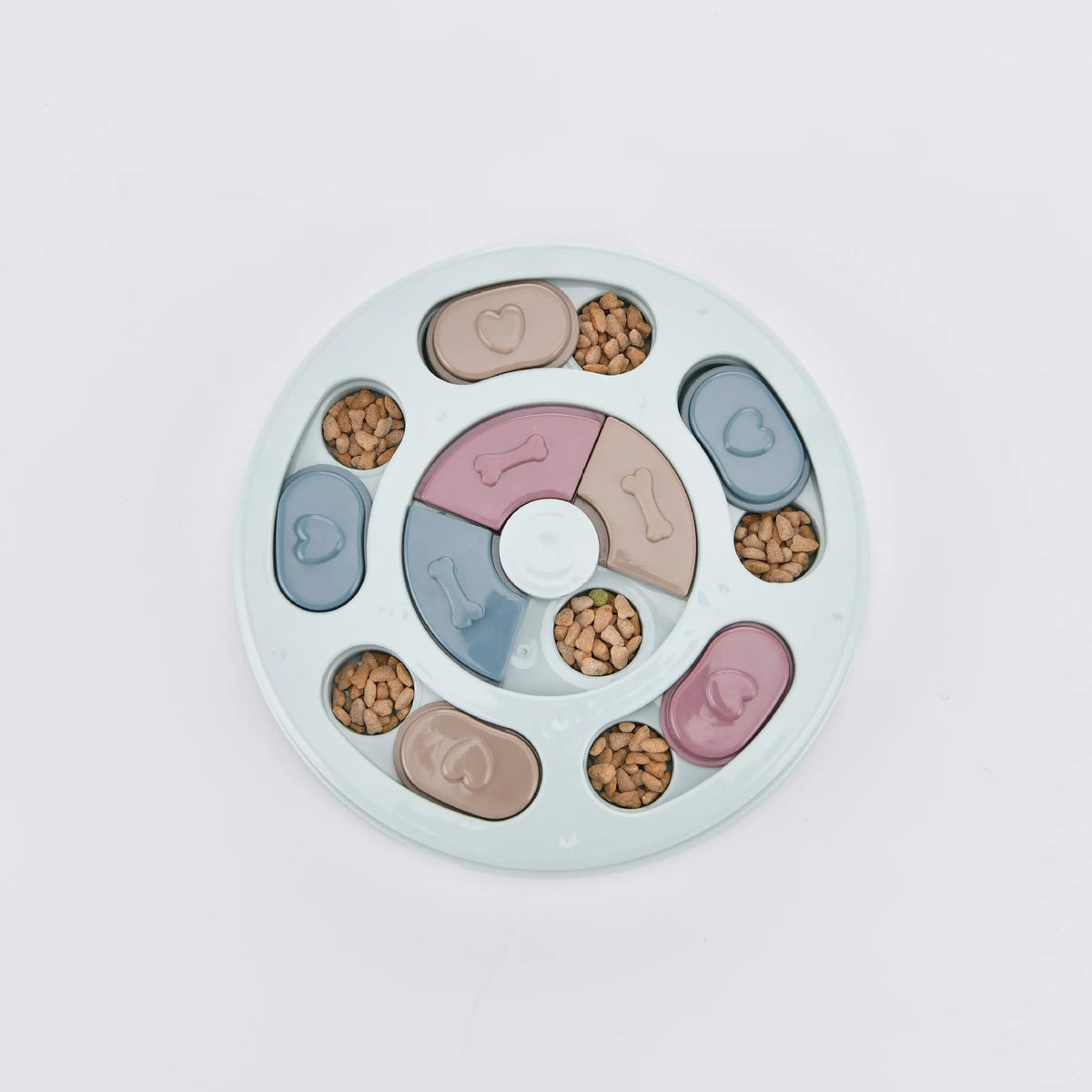 Rundes Puzzle-Futter für Hunde mit bunten und geformten Leckerli in einem Ring