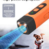 Un répulsif ultrasonique pour chiens orange émet une onde sonore bleue vers un chien.