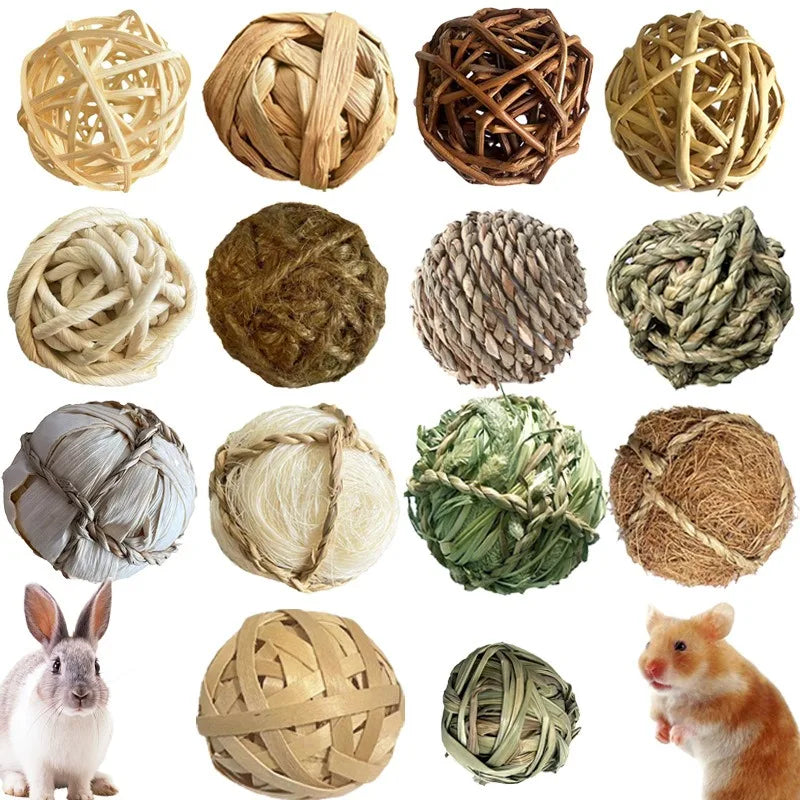 Collection de jouets à mâcher faits à la main, tissés de lianes naturelles et de matériaux végétaux séchés.