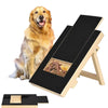 Ein Golden Retriever sitzt neben einem hölzernen Kratzbrett mit integriertem Leckerliverteiler.