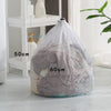 Bolsa de ropa de malla blanca llena de prendas, mostrando dimensiones de 50cm y 60cm.
