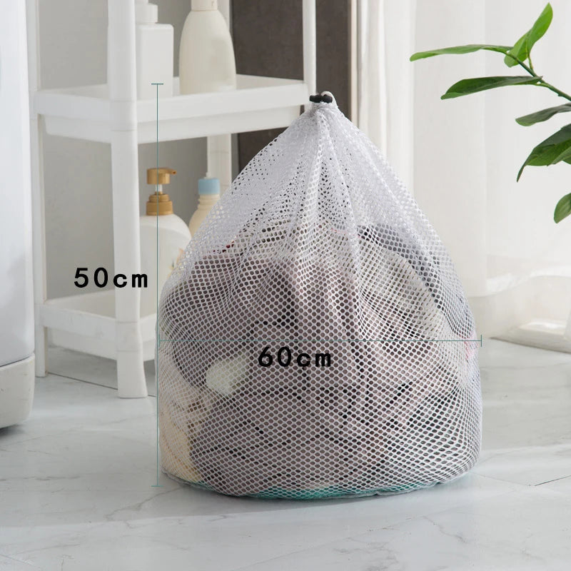 Bolsa de ropa de malla blanca llena de prendas, mostrando dimensiones de 50cm y 60cm.