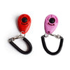 Deux anti-stress pour animaux, rouges et roses, avec bretelles ajustables noires.