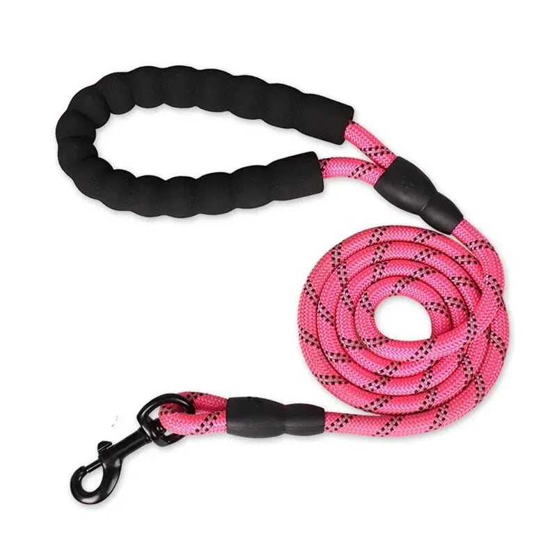 Correa reflectante para perros negra y rosa resistente con mango acolchado sobre fondo blanco