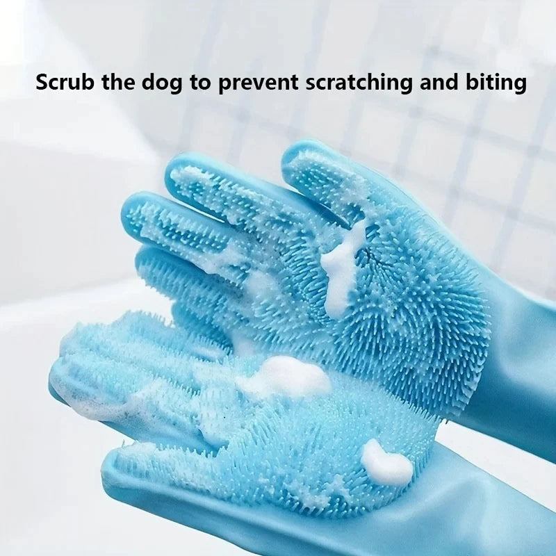 Eine Hand trägt blaue Silikon-Pflegehandschuhe für Haustiere, die zur Vorbeugung von Kratzen und Beißen dienen.