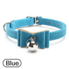 Collar para mascota de lazo de terciopelo azul claro con hebilla de metal plateado y correa ajustable.