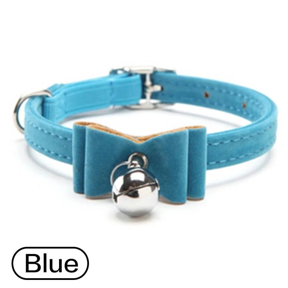 Collar para mascota de lazo de terciopelo azul claro con hebilla de metal plateado y correa ajustable.