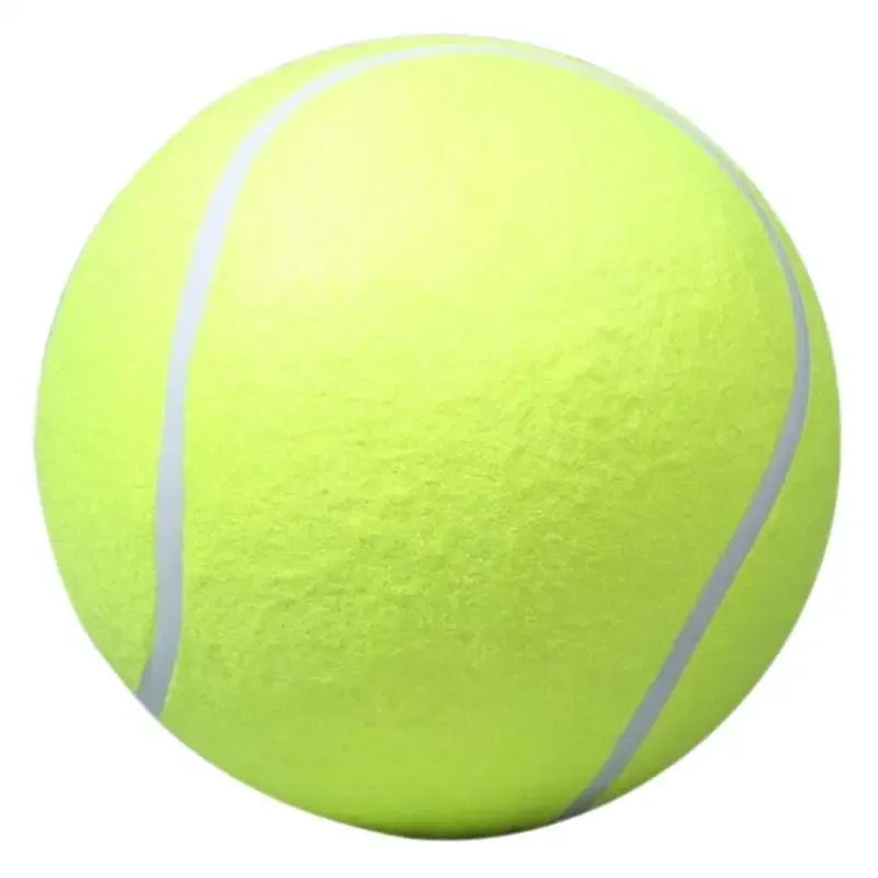 Une balle de tennis jaune fluo utilisée comme jouet à mâcher pour chien.