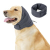 Ein goldener Retriever trägt einen grauen beruhigenden Hoodie und Ohrenschutz für Hunde