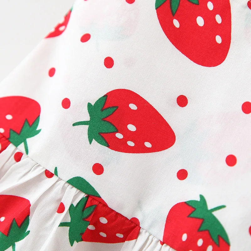 Weißes Stoffmuster mit roter Erdbeere-Druck mit kleinen roten Polkadot-Punkten und grünen Stielen.